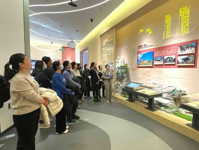 驼铃古道志愿者参观“石景山档案记忆展”