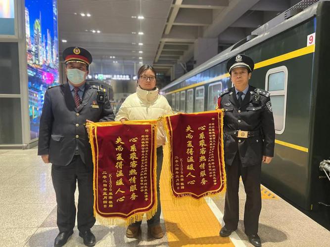 列车车门即将关闭，他背起旅客就跑……