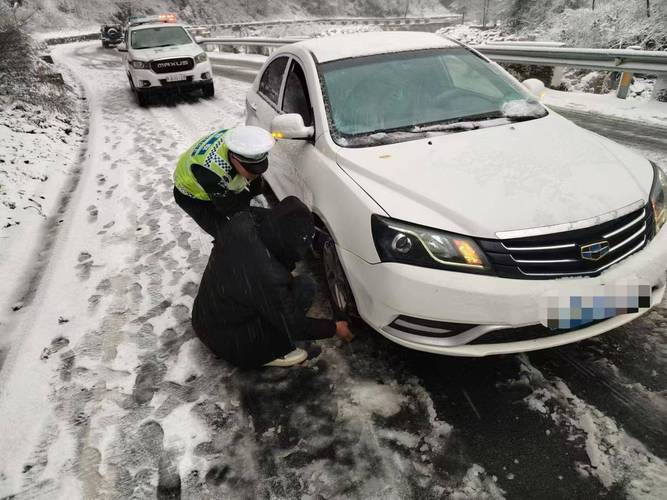 北京交警:降雪持续,路面湿滑,今日早高峰路面交通压力大