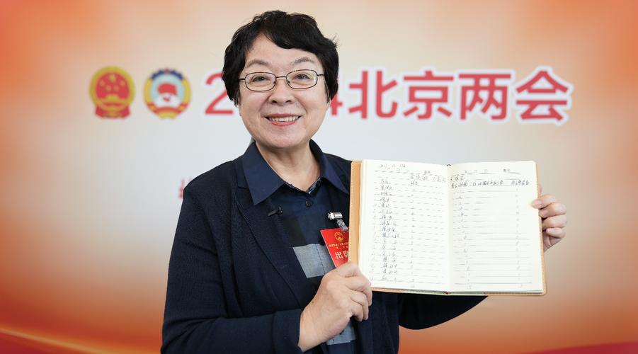 翻翻人大代表的笔记本丨她手绘了一个公交站点“账本”