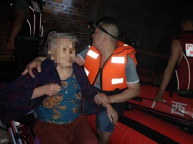 洪水围村,医生成功转移双胞胎男婴!