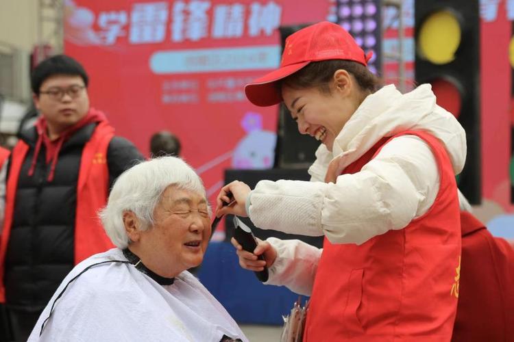 义务理发、免费擦玻璃……社区精准服务为老人生活“帮把手”