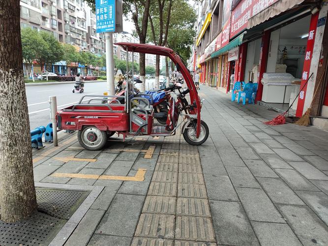 垃圾桶占压盲道,城管约谈餐厅负责人
