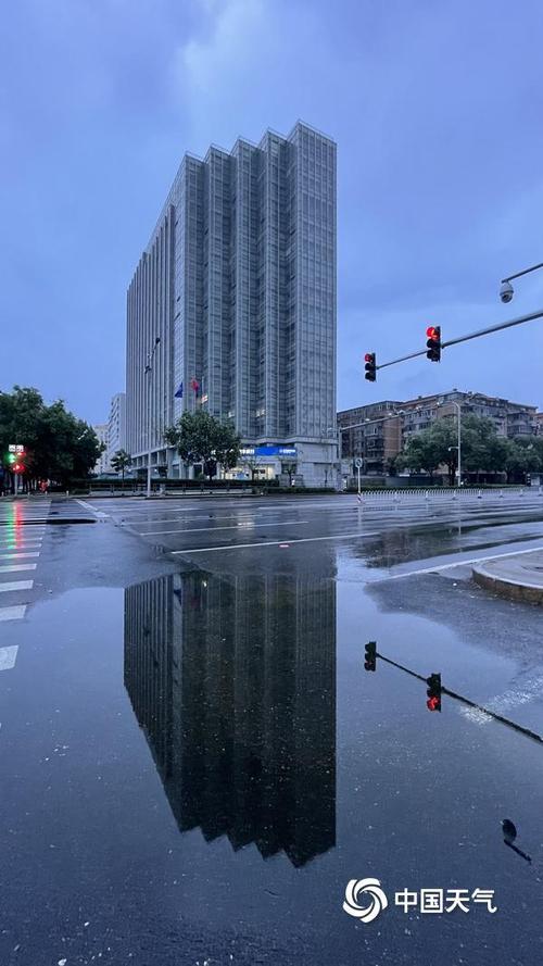 带伞!北京今天还有雨!早晨能见度差,对早高峰出行有影响