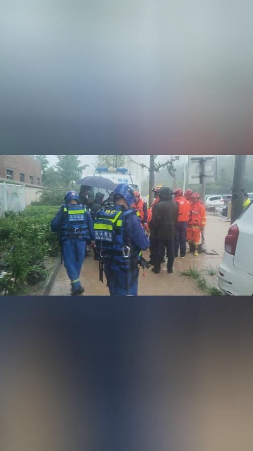 直击北京暴雨|蓝天救援队在门头沟中门寺开展救援