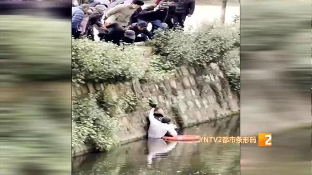 整整5分钟,他拖着落水者在江心动不得!视频曝光救援全过程