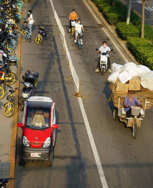 快递车、老年车、无人车……不堪重负的非机动车道如何畅行?