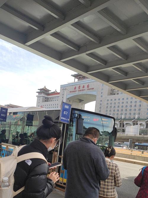 北京西站男子乘车回老家,竟携带10把刀具,拘留!