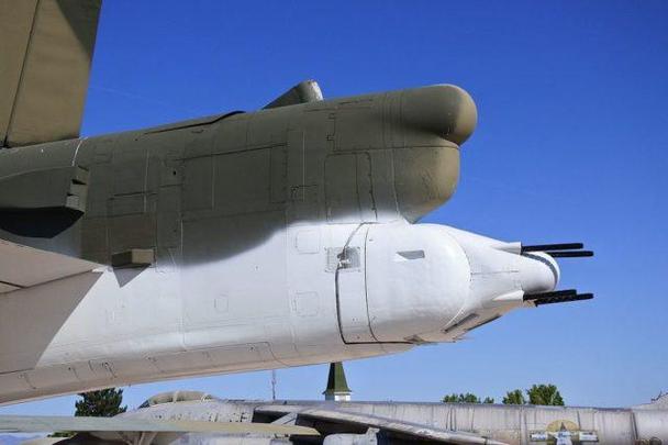 美军B-52战略轰炸机与日本空自战机开展联合训练