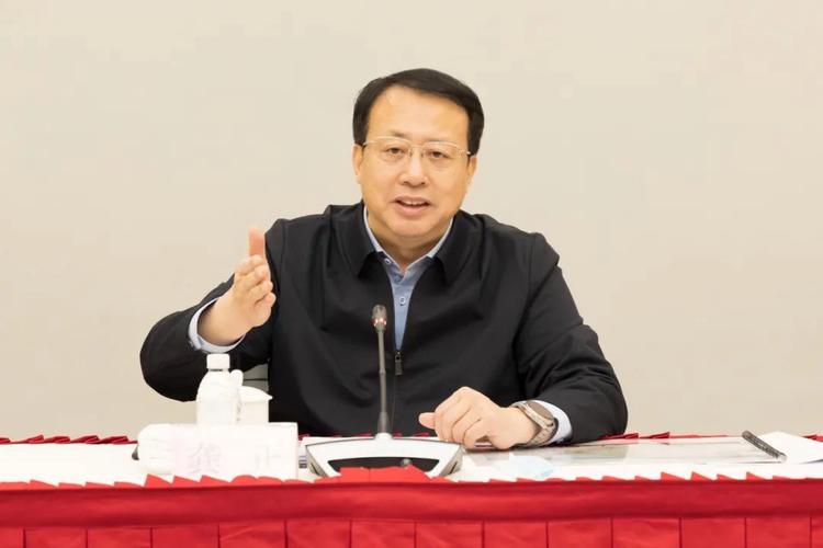 龚正察看防范区有序放开情况,要求开放各类生活业态,早日恢复生产生活秩序