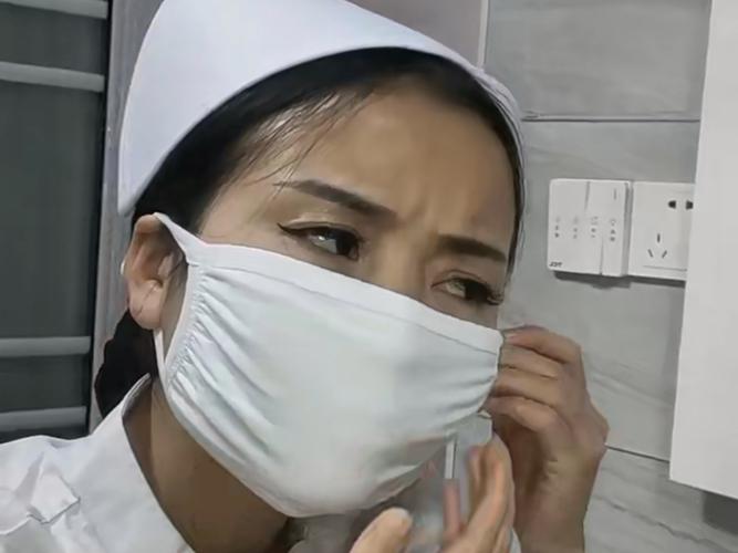 阿富汗男主播戴口罩出镜声援女同事，此前女性被要求遮住面部