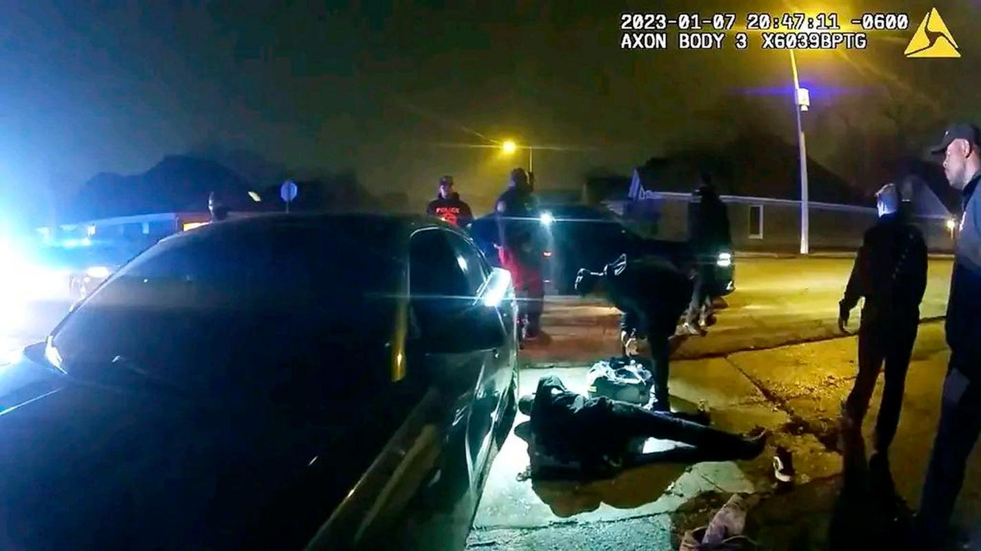 新华社快讯:美国田纳西州孟菲斯市20日晚发生大规模枪击事件,造成两人死亡、14人受伤