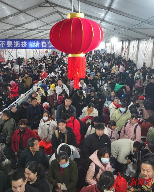 春运首日 民营经济大市福建泉州迎客流高峰