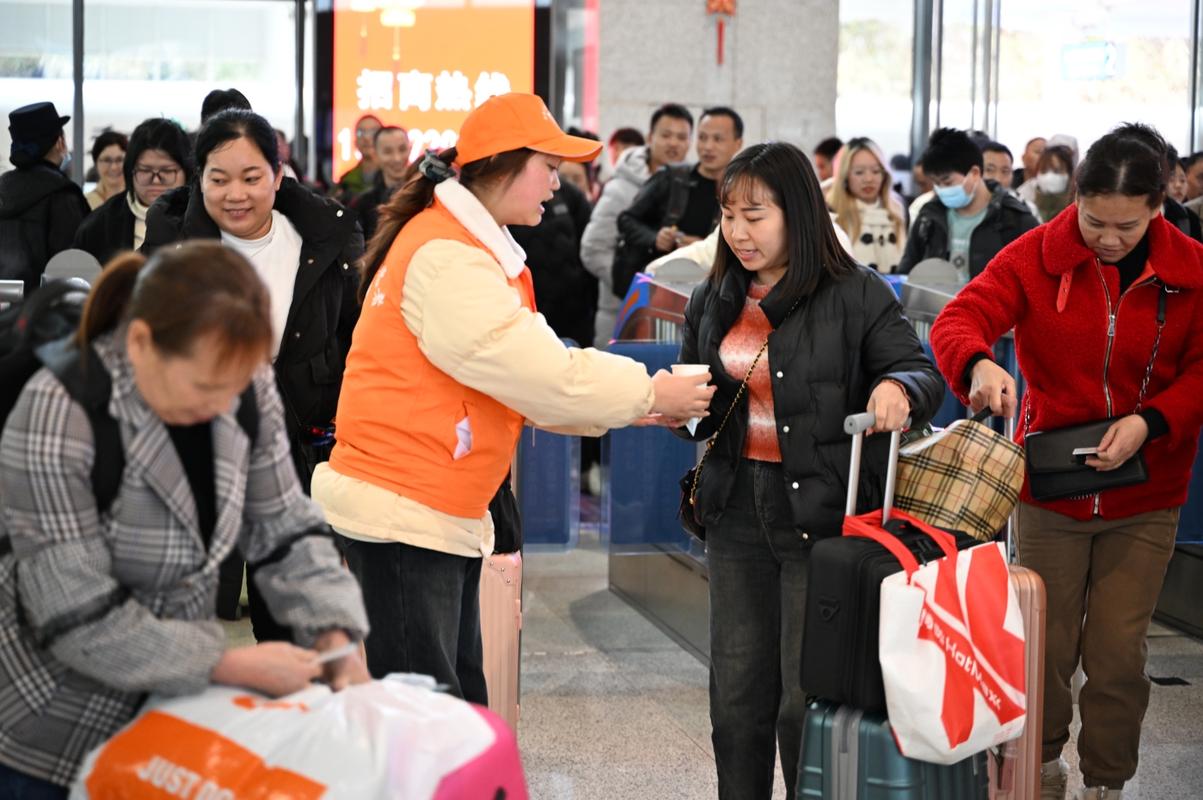 广州开出今年春运首趟免费“爱心”专列送老乡回家
