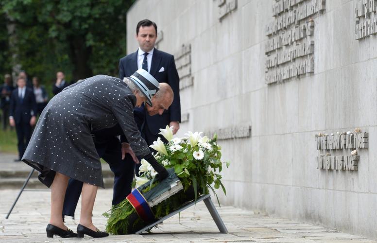 英国公布死亡证明:女王因年老去世